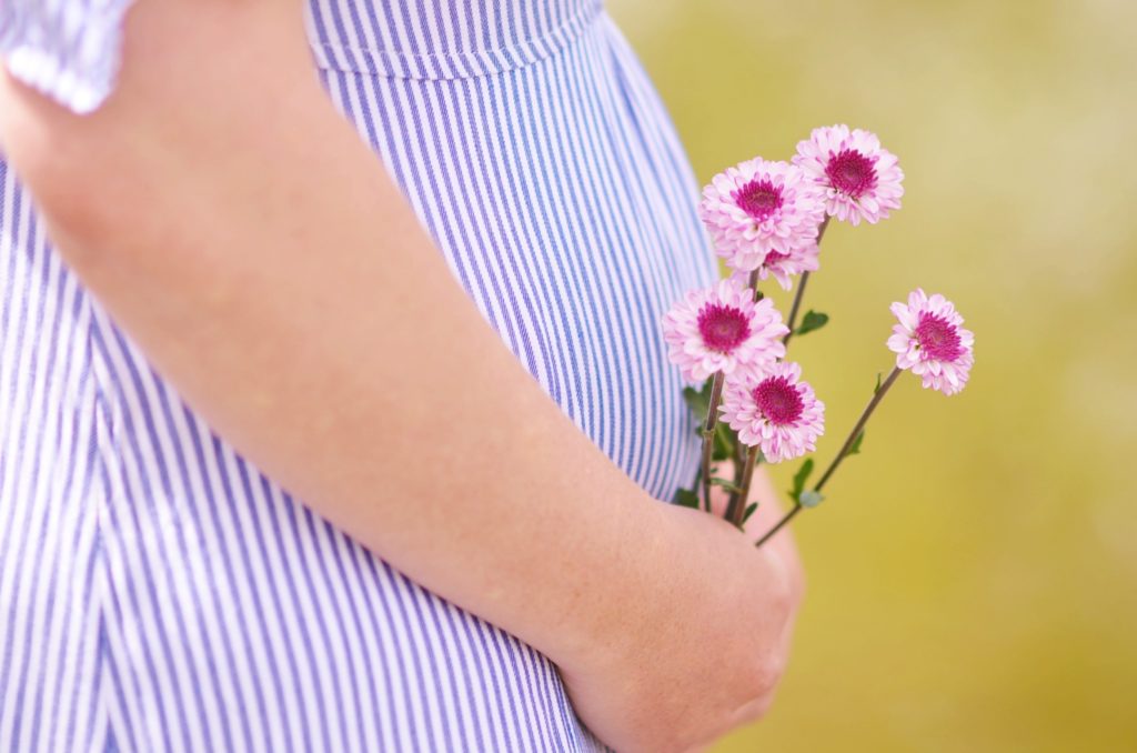 Les femmes enceintes peuvent se préparer sereinement à la naissance de leur enfant grâce à la sophrologie.